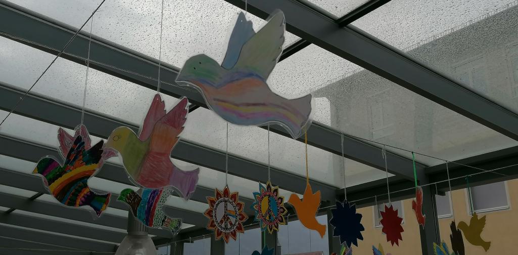 gemalte Friedenstauben im Glasgang