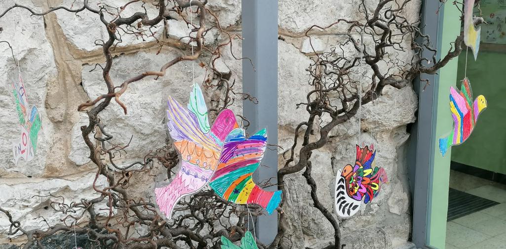 gemalte Friedenstauben