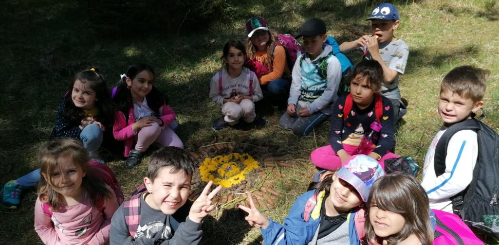 Gruppenbild Kinder auf einer Lichtung