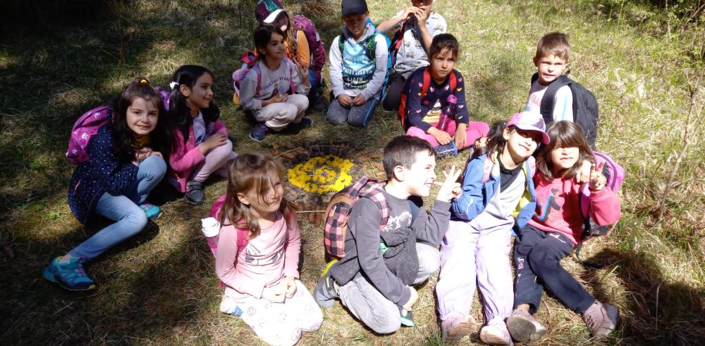 Gruppenbild Kinder sitzen im Kreis