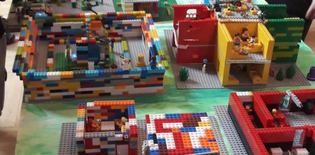 Kinder stellen ihre LEGO Modelle vor