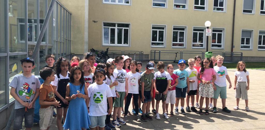 Klassenchor singt im Schulhof