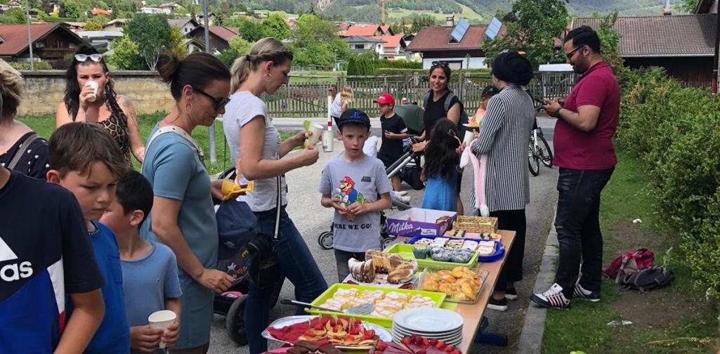 Eltern und Kinder beim Basar