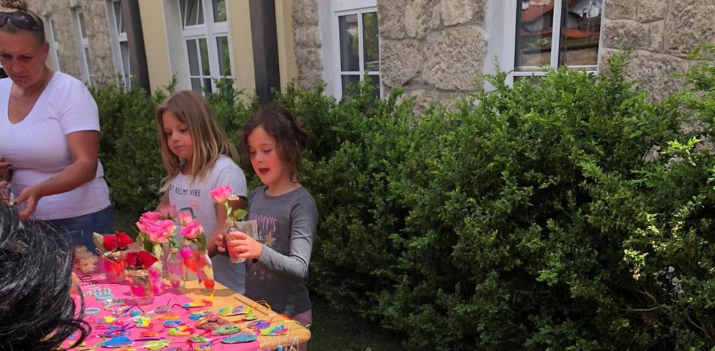 Kinder verkaufen Selbstgebasteltes