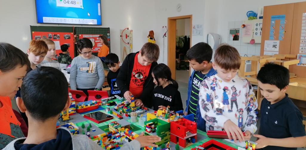 Kinder sehen sich das LEGO Modell an