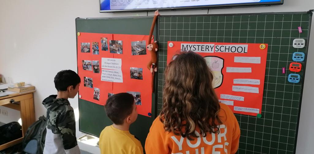 Kinder sehen sich die Plakate an