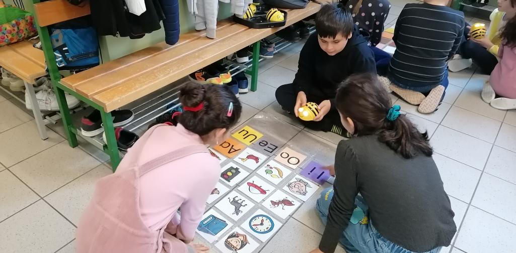 Kinder arbeiten mit einem Bodenroboter