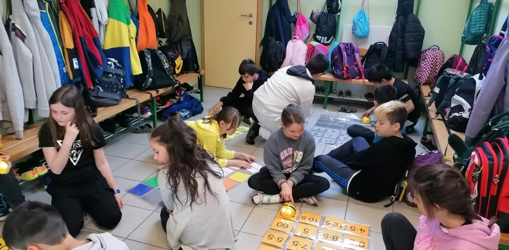 Kinder arbeiten am Gang