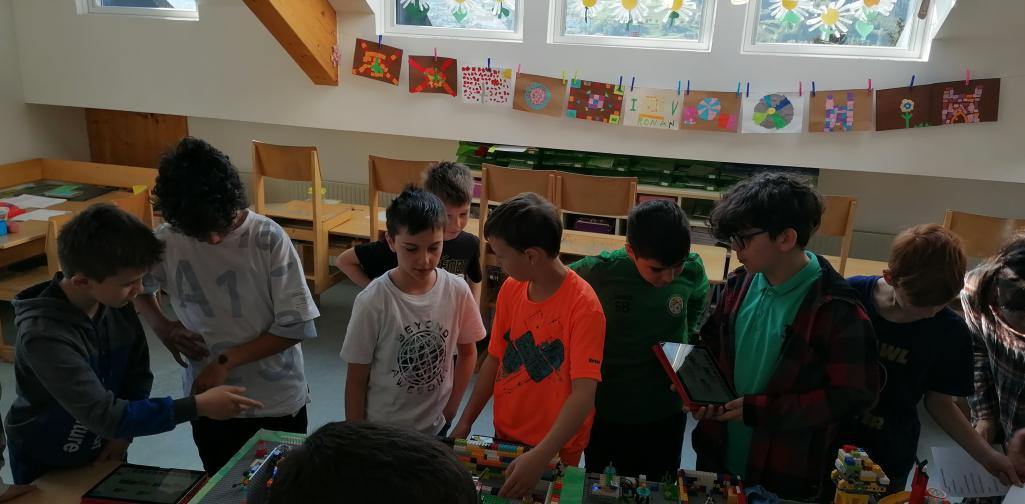 Kinder sehen sich das Modell an