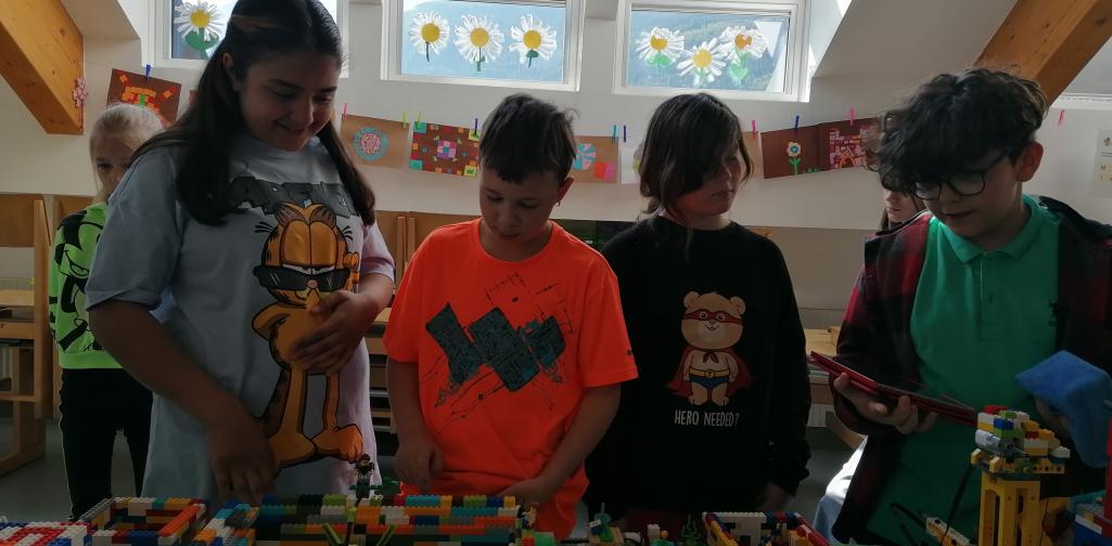 Kinder zeigen ihren Mitschülerinnen, wie das Modell funktioniert