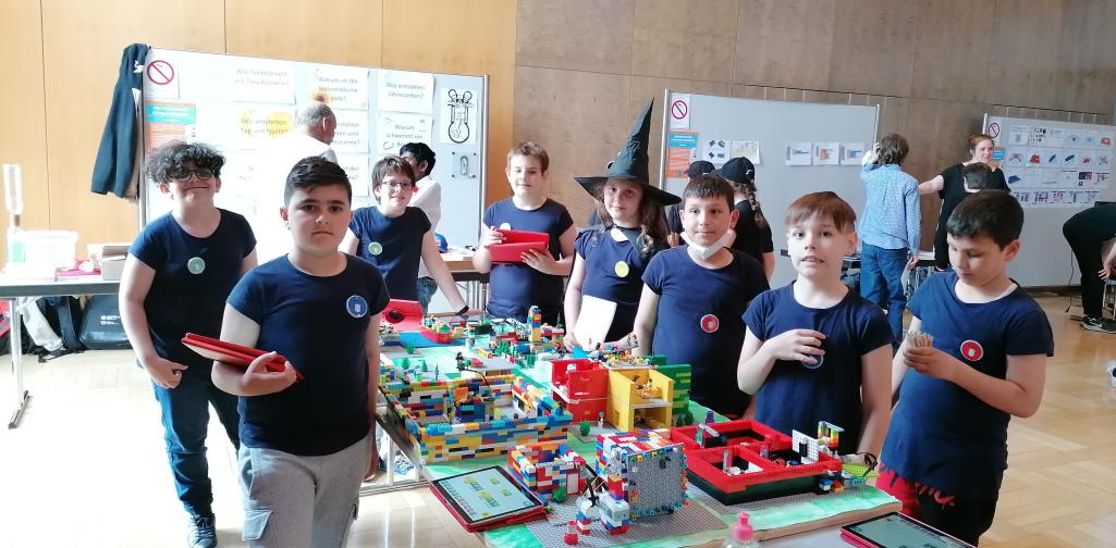 Kinder stellen ihre LEGO Modelle vor