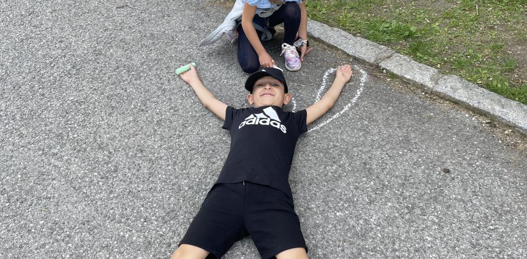 Kinder malen mit Straßenkreiden Figuren