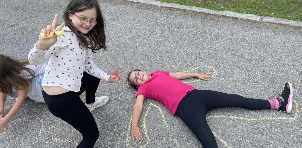 Kinder malen mit Straßenkreiden Figuren