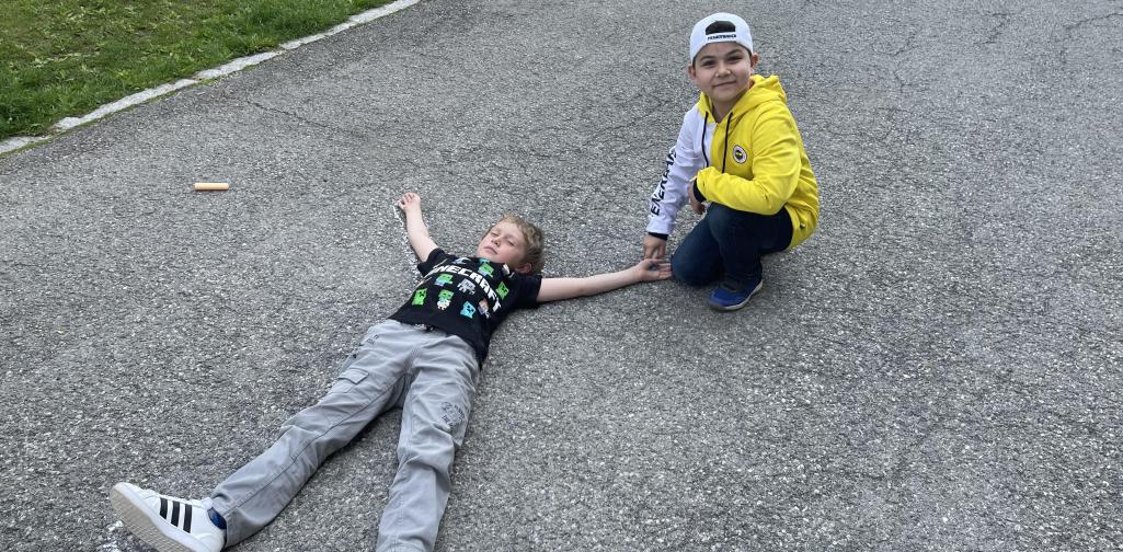 Kinder malen mit Straßenkreiden Figuren