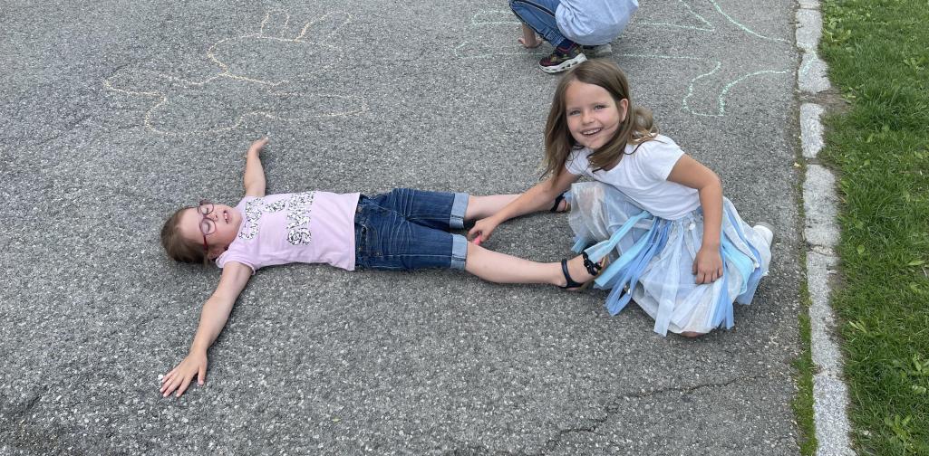 Kinder malen mit Straßenkreiden Figuren