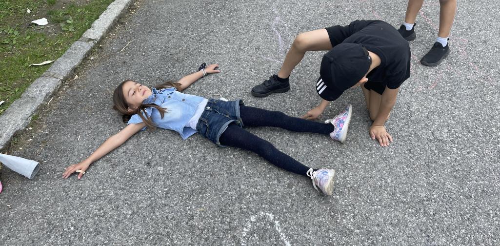 Kinder malen mit Straßenkreiden Figuren