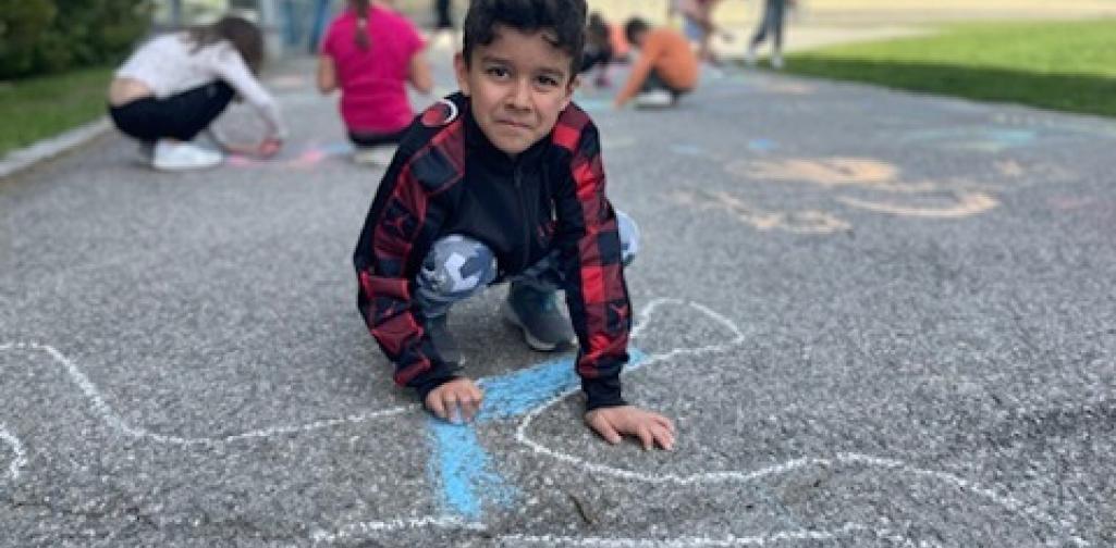 Kinder malen mit Straßenkreiden Figuren