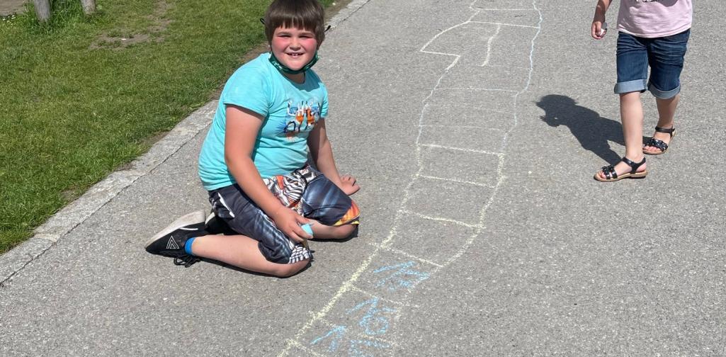 Kinder beim Tempelhüpfen