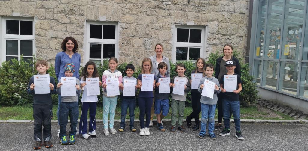 Gruppenbild mit den Preisträgern und den Lehrpersonen