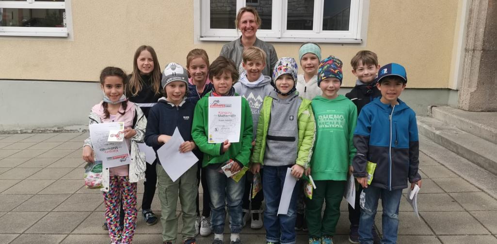 Gruppenbild mit den Preisträgern und der Direktorin