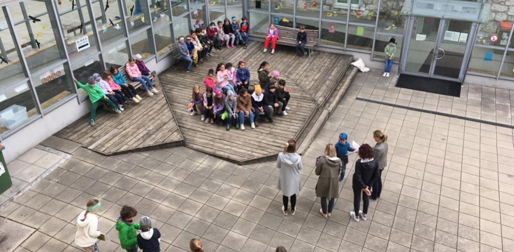 Preisverleihung im Schulhof - Bild von oben