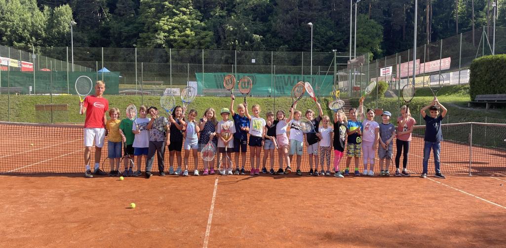 Gruppenfoto mit Tennistrainer