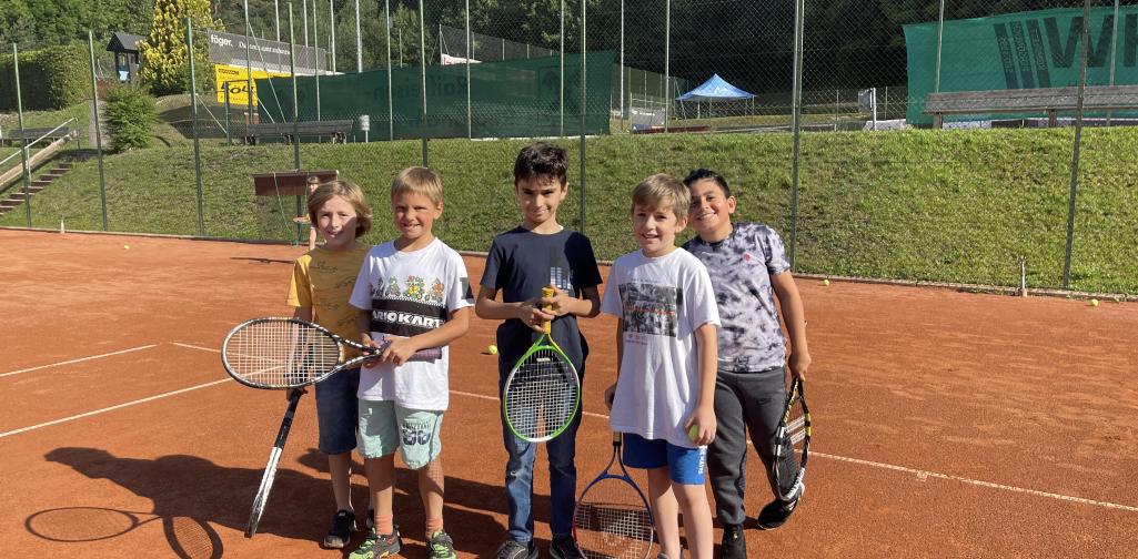 Kinder am Tennisplatz