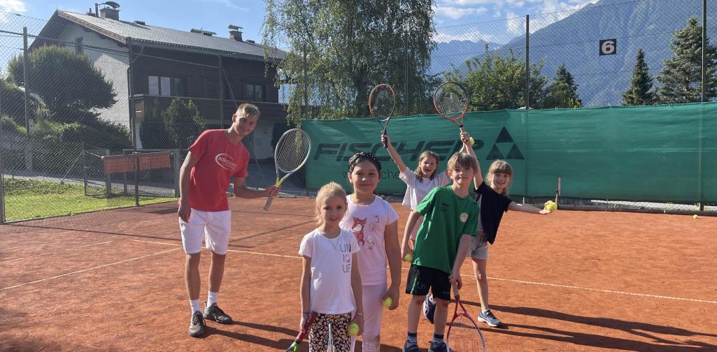 Kinder und Trainer am Tennisplatz