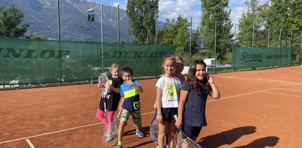 Kinder am Tennisplatz