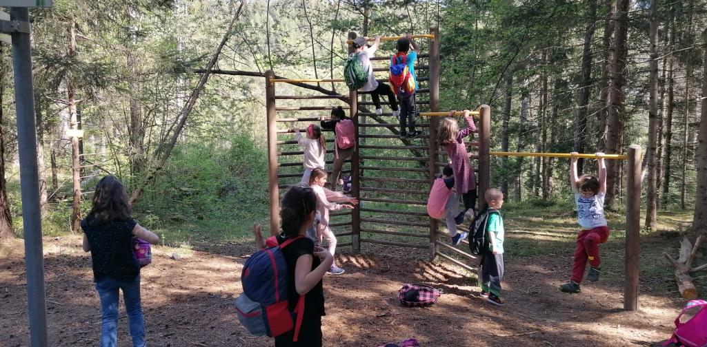 Kinder am Klettergerüst