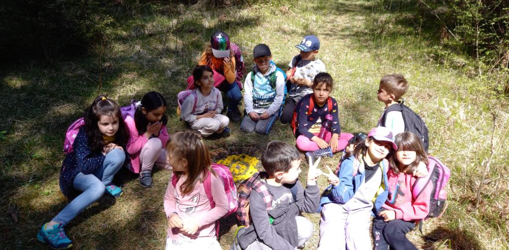 Kinder sitzen in der Gruppe zusammen