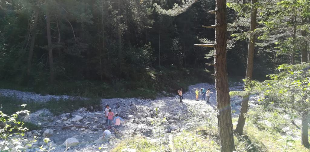 Kinder beim Bachbett