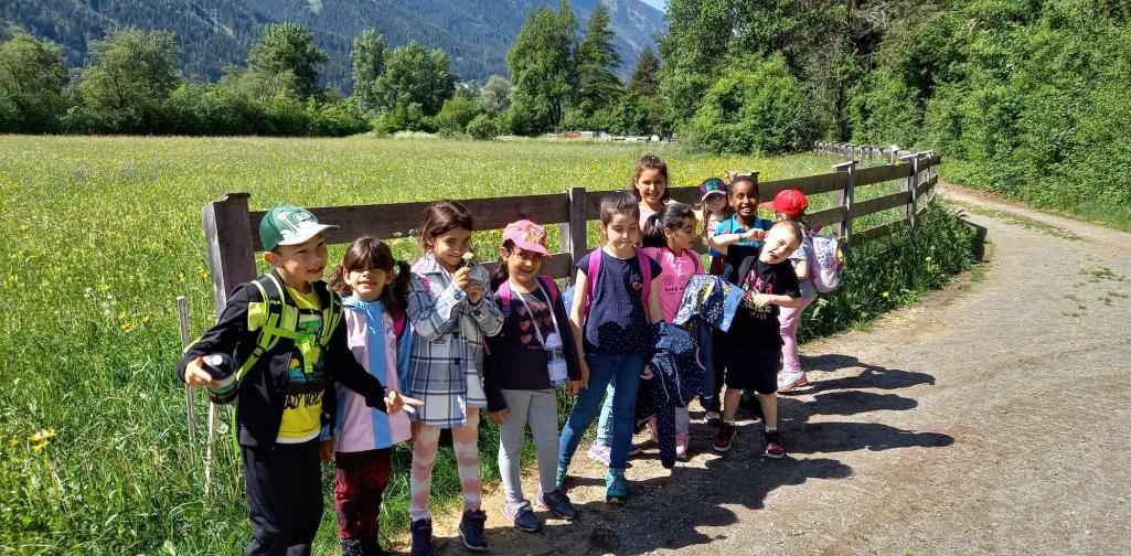 Gruppenfoto neben einer Wiese