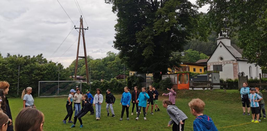 Kinder beim Ballspiel