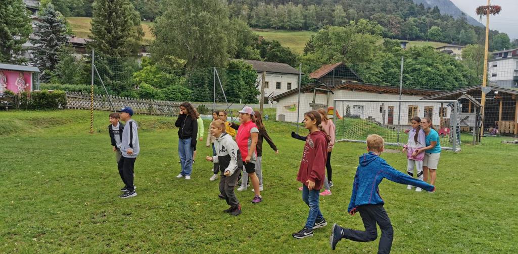 Kinder beim Ballspiel