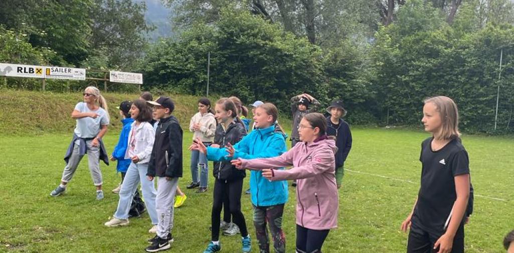 Kinder beim Ballspiel