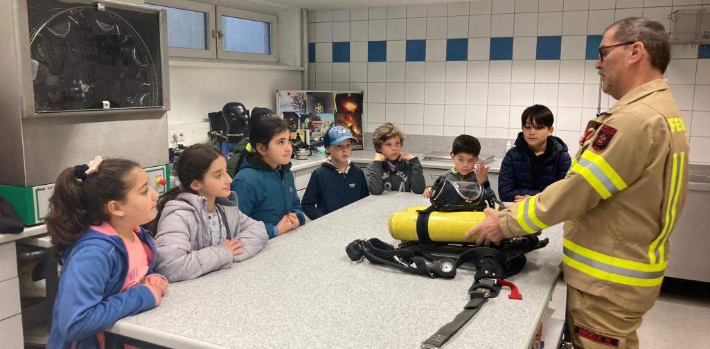 Kinder hören aufmerksam zu