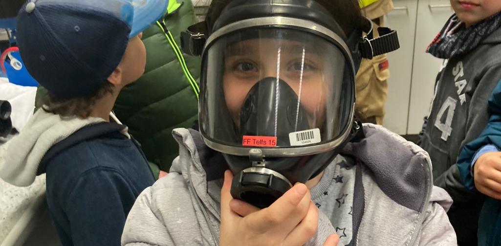 Kind trägt eine Atemschutzmaske