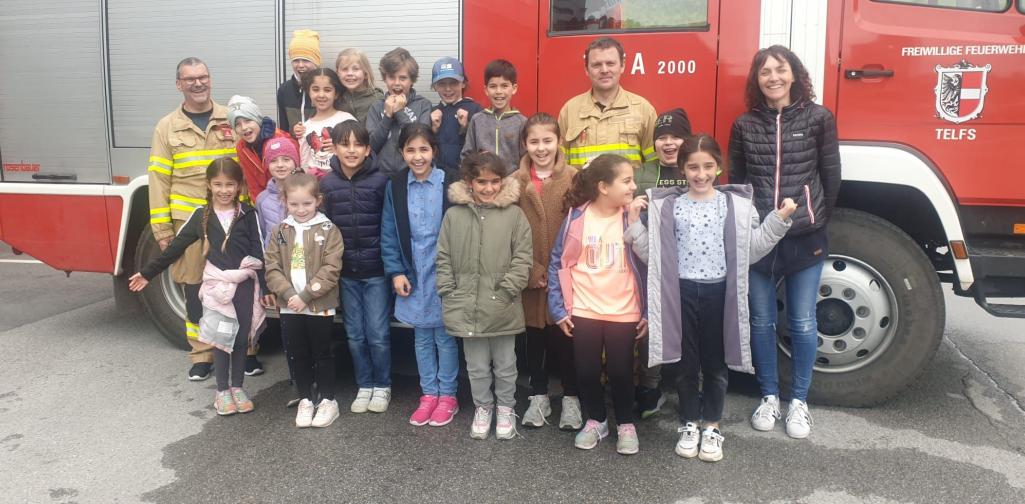 Klassenfoto vor dem Feuerwehrauto
