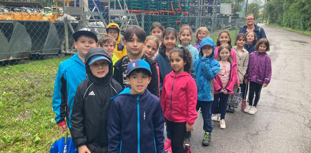 Klassenfoto auf dem Weg zum Klärwerk