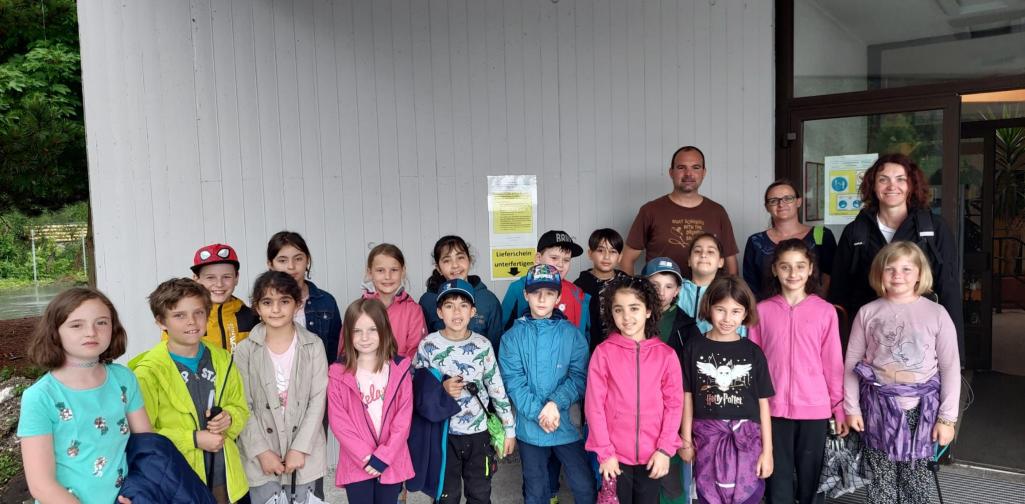 Klassenfoto vor dem Klärwerk