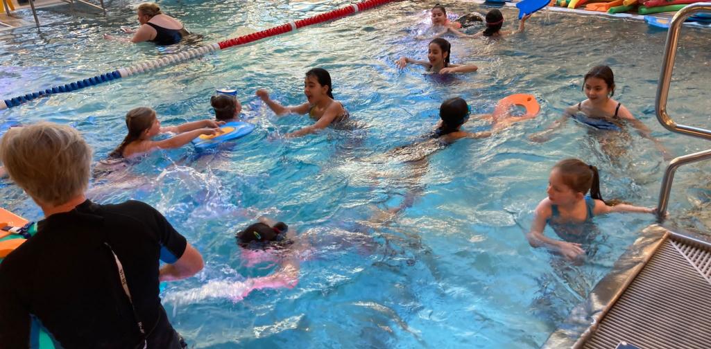 Schwimmen mit der Schwimmnudel