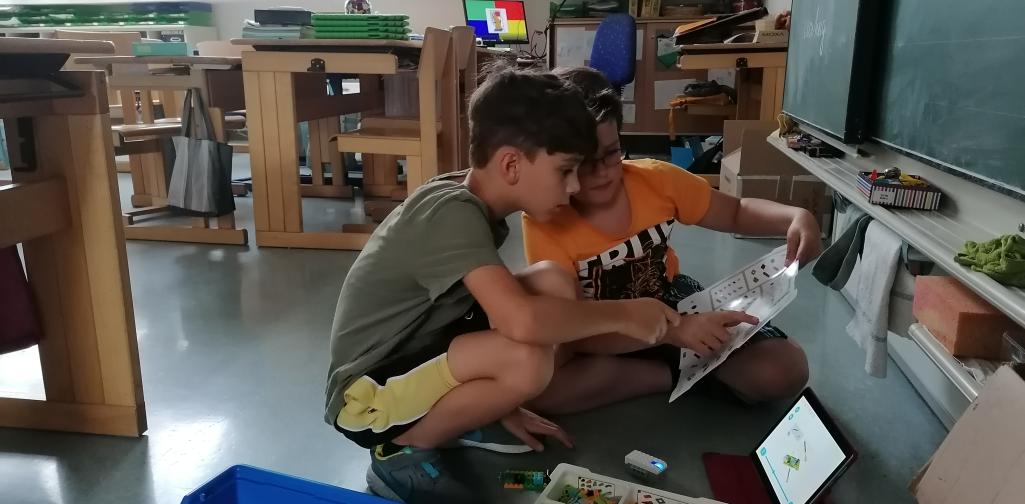 Kinder entdecken die LEGO Box