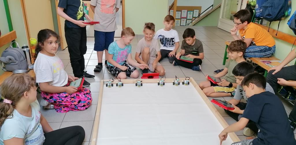 Kinder testen ihre Roboter in der Arena
