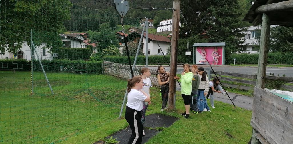 Kinder spielen mit dem Flying Fox
