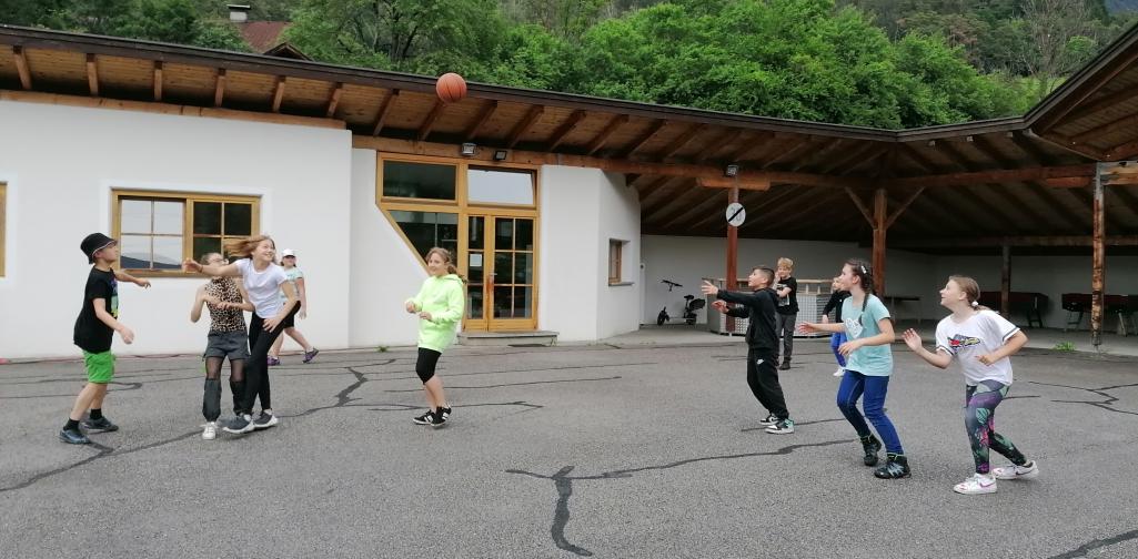 Kinder beim Basketball