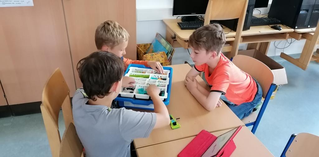 Kinder bauen einen Roboter aus LEGO
