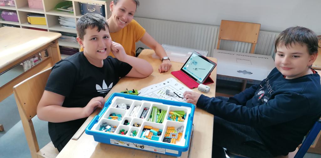 Kinder konstruieren einen Roboter