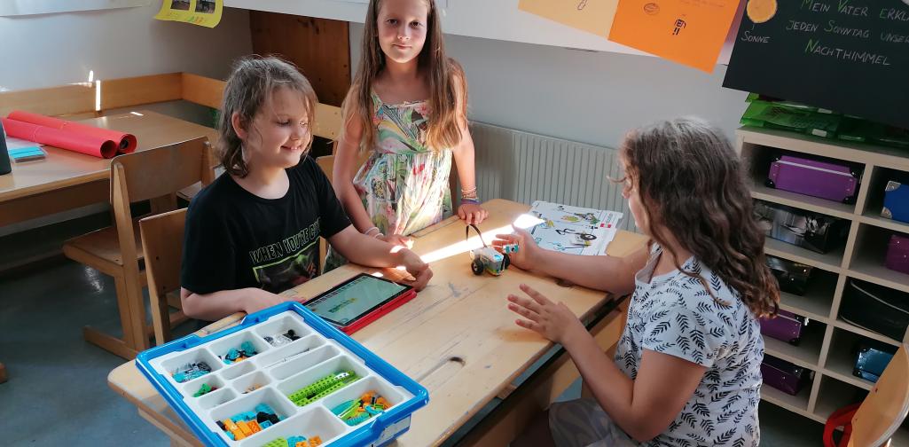 Kinder arbeiten mit LEGO