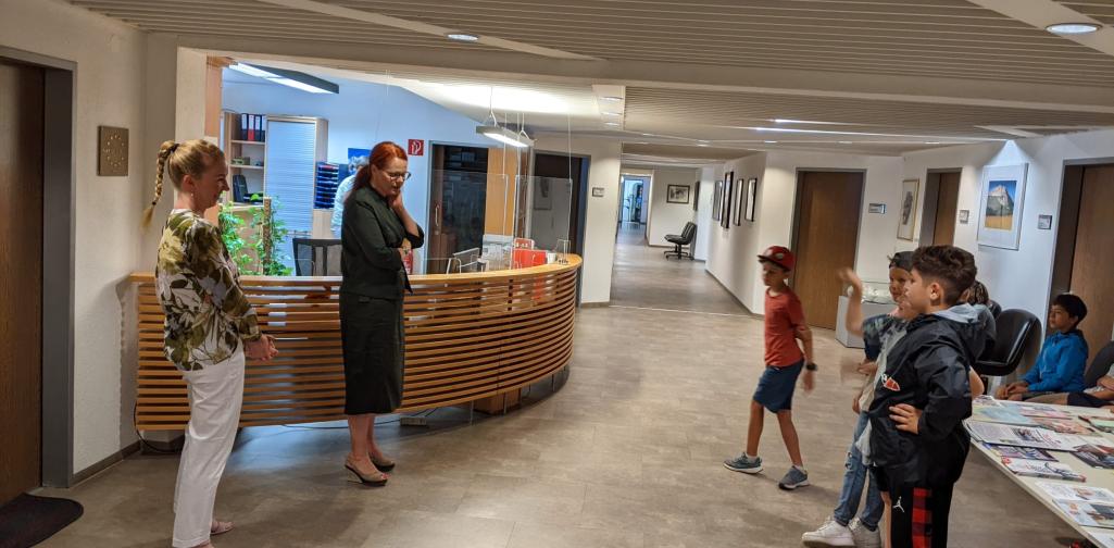 Bürgermeister Stellvertreterin Cornelia Hagele im Empfangsbereich